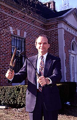 Riley Hollingsworth wields Wouff Hong, Rettysnitch